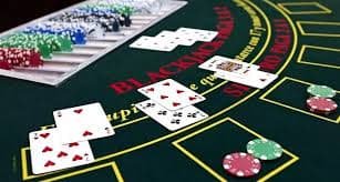 Tampilan meja No Commission Baccarat dengan kartu dealer langsung